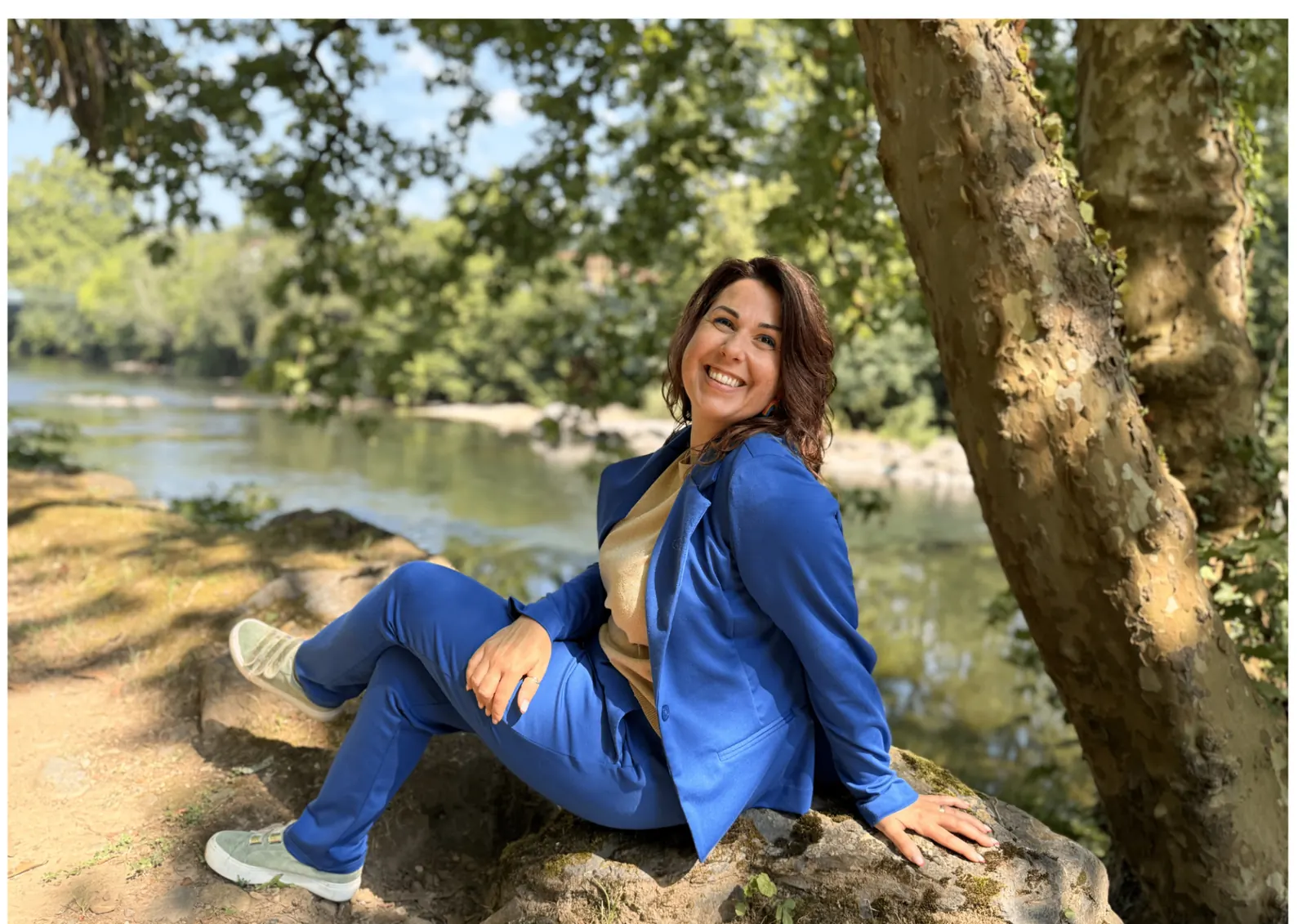 Aurélie Bégo au bord de la rivière, sereine sous les arbres