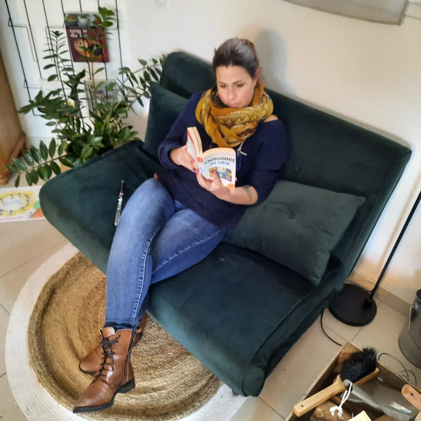 Aurélie Bégo, coach de vie, lisant sur son canapé