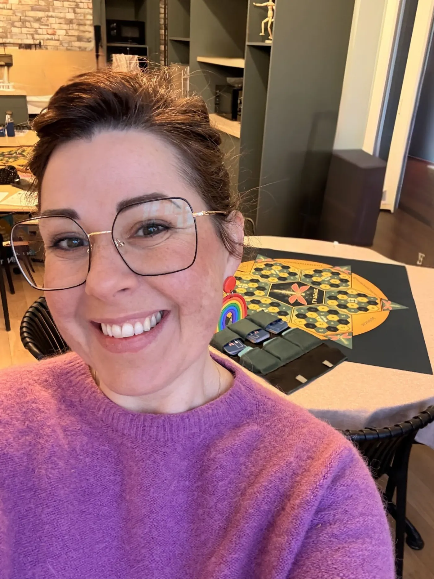 Aurélie Bégo, créatrice du jeu La Pépite®, devant son plateau de jeu